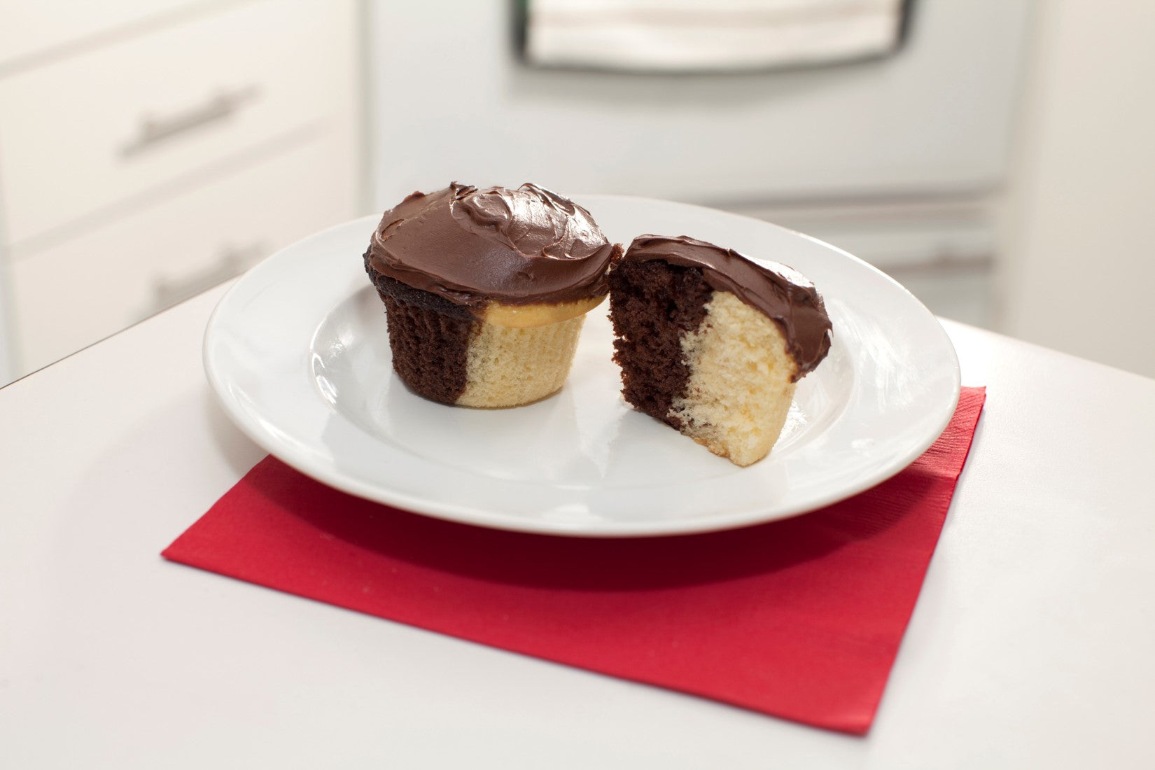 http://www.mrsfields.com/cdn/shop/articles/black-white-cupcakes-on-plate_9f95e03b-92c3-44a4-aec0-5ab96bdbcfff.jpg?v=1659033471